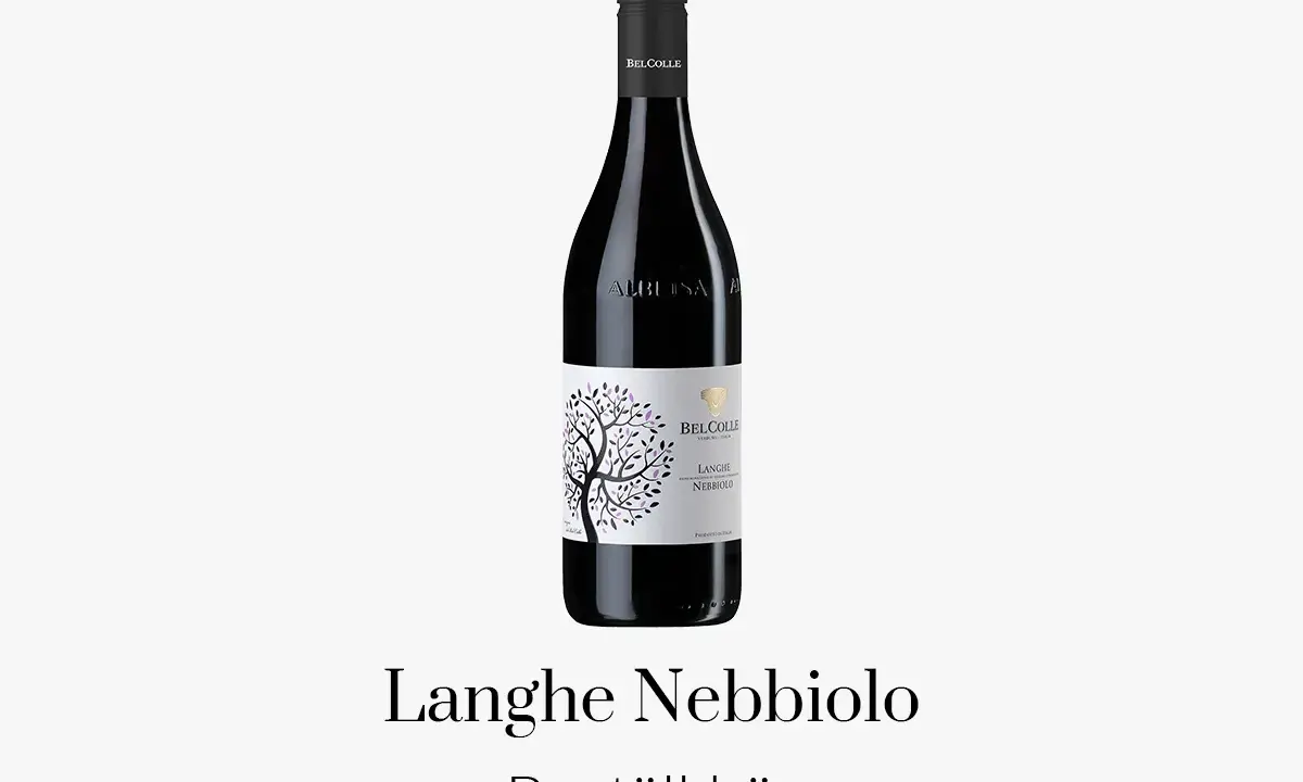 En flaska Bel Colle Langhe Nebbiolo, ett utsökt italienskt vin med en vacker etikett som föreställer ett träd.