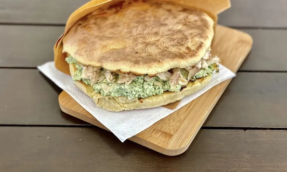 Pyszna bułka z zielonym farszem i kawałkami mięsa. Idealne dobre jedzenie Sanok na szybki lunch.