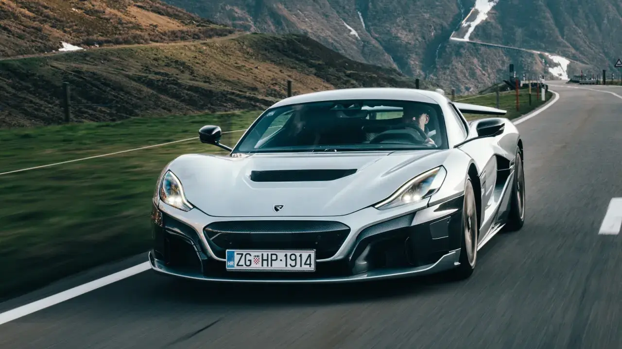 Silberner Rimac Nevera rast auf einer Bergstraße. Der Rimac Nevera Preis ist hoch, aber die Leistung ist unübertroffen.