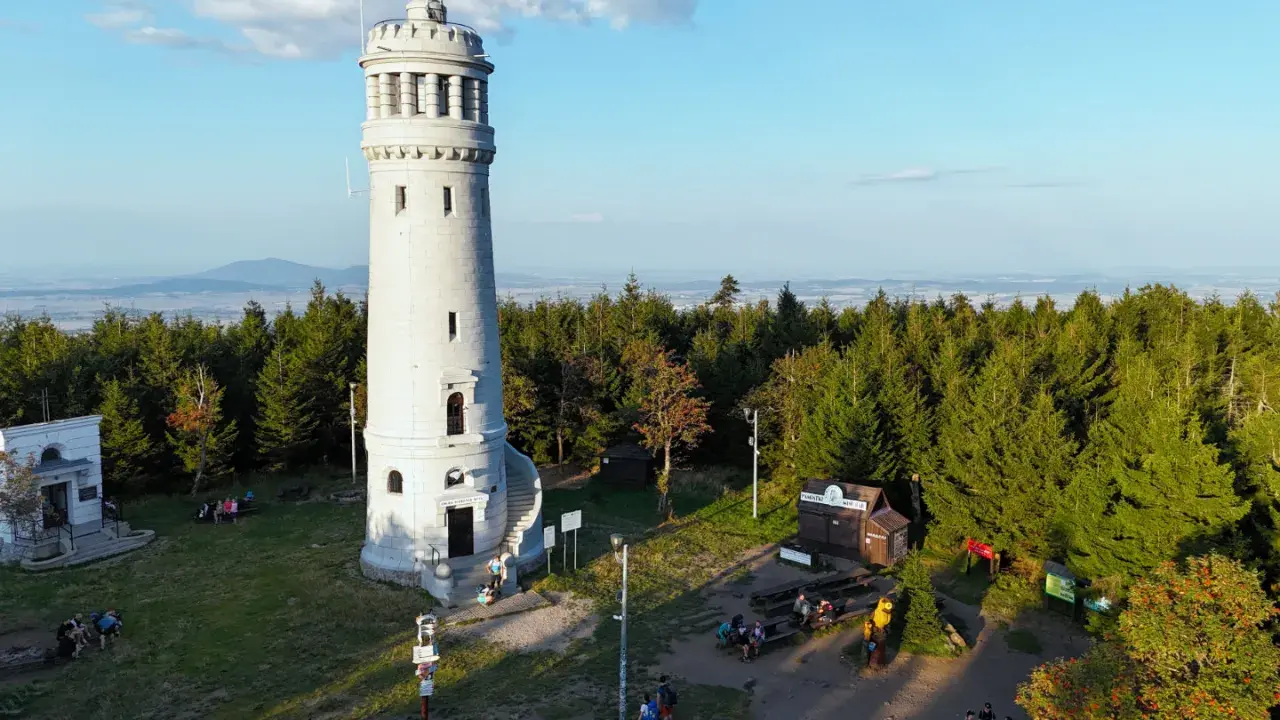 Wieża widokowa na szczycie góry, otoczona lasem. To wielka sowa wśród drzew, a szlak prowadzący tu jest najładniejszy.
