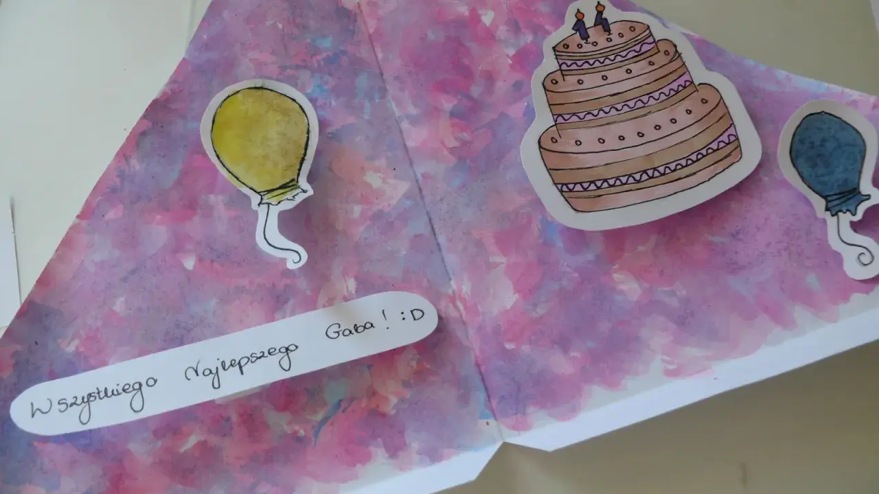 Kolorowa kartka urodzinowa DIY z namalowanym tortem i balonami. Napis "Wszystkiego Najlepszego Gaba! :D" dodaje osobistego charakteru.