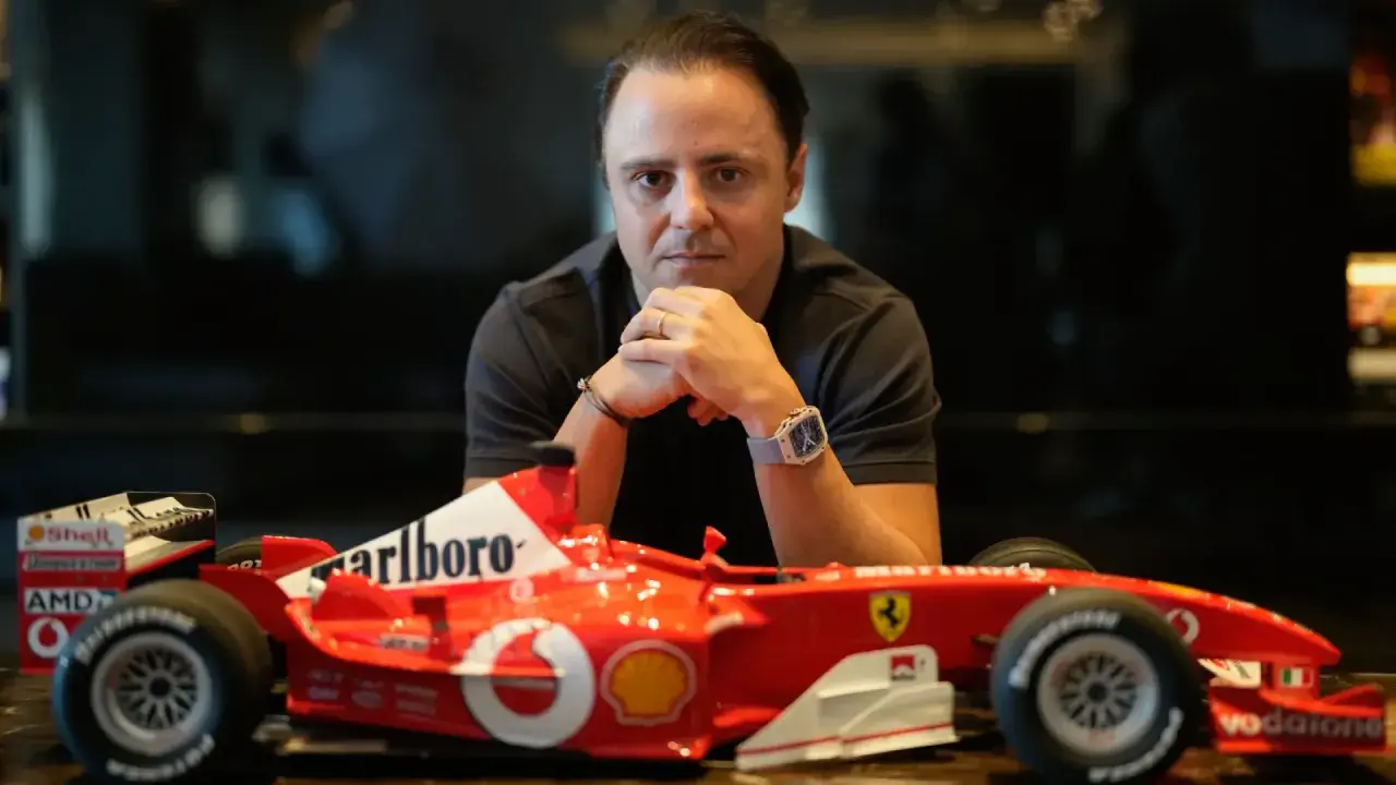 Felipe Massa posa con un modelo de coche de Fórmula 1 de Ferrari, recordando sus días en la pista.