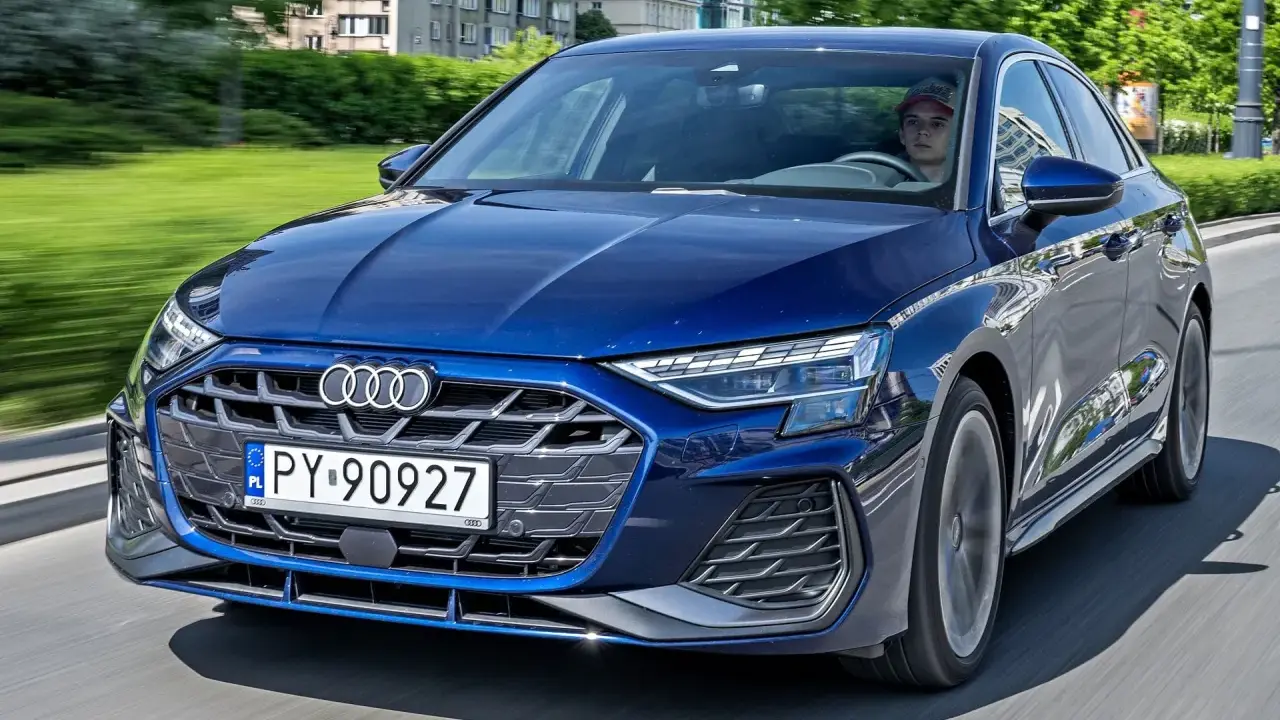 Niebieskie Audi A3 w ruchu miejskim. Sprawdź atrakcyjną audi a3 cena i wybierz swój wymarzony model.
