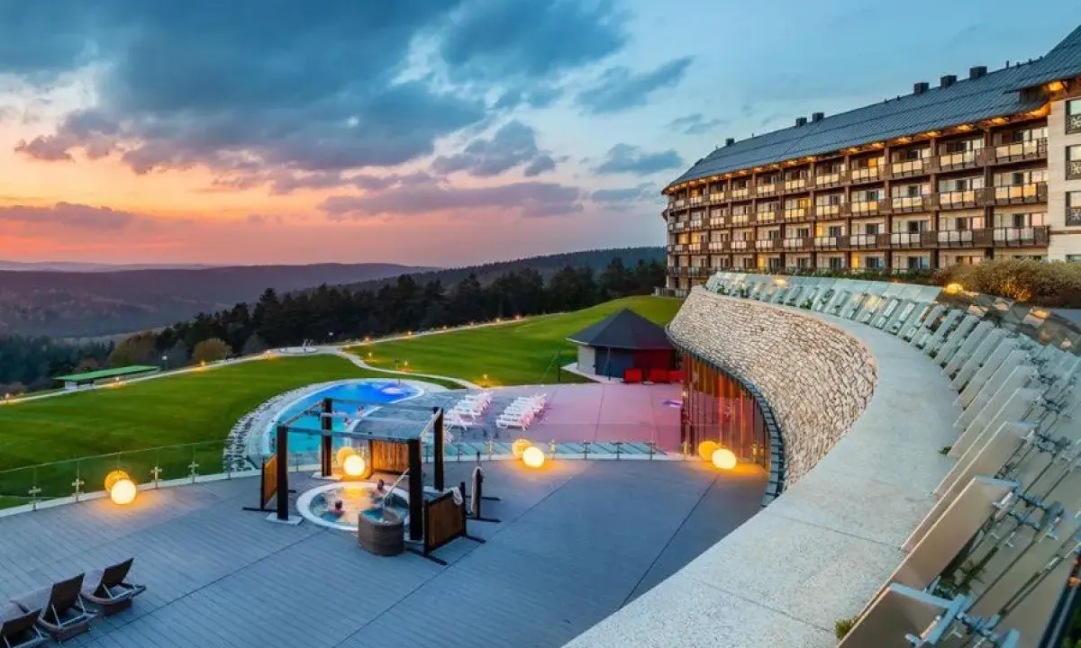 Luksusowy hotel z basenem i jacuzzi na tarasie, otoczony malowniczymi wzgórzami. To jeden z najlepszych hoteli w Polsce.