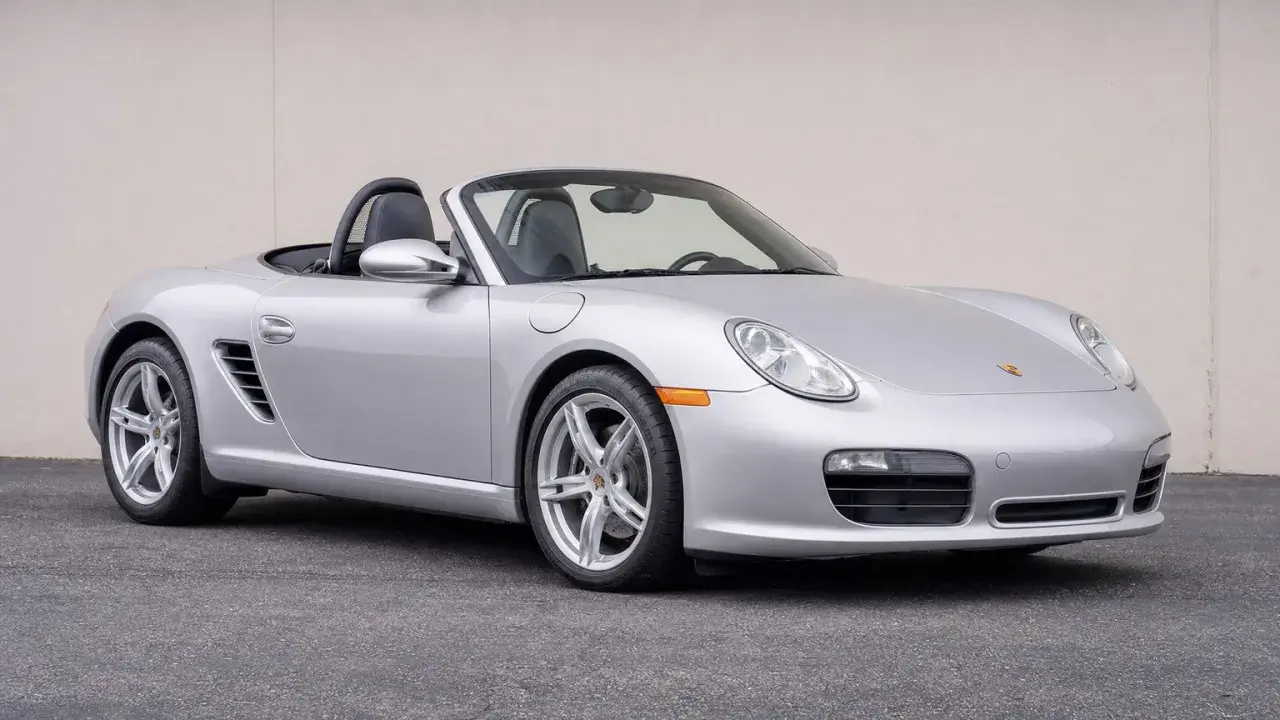 Silberner Porsche Boxster 987 Cabriolet, ein Klassiker mit stabiler Wertentwicklung.