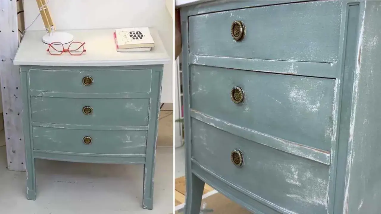Mueble de tres cajones con acabado desgastado, ideal para restaurar muebles antiguos estilo vintage.