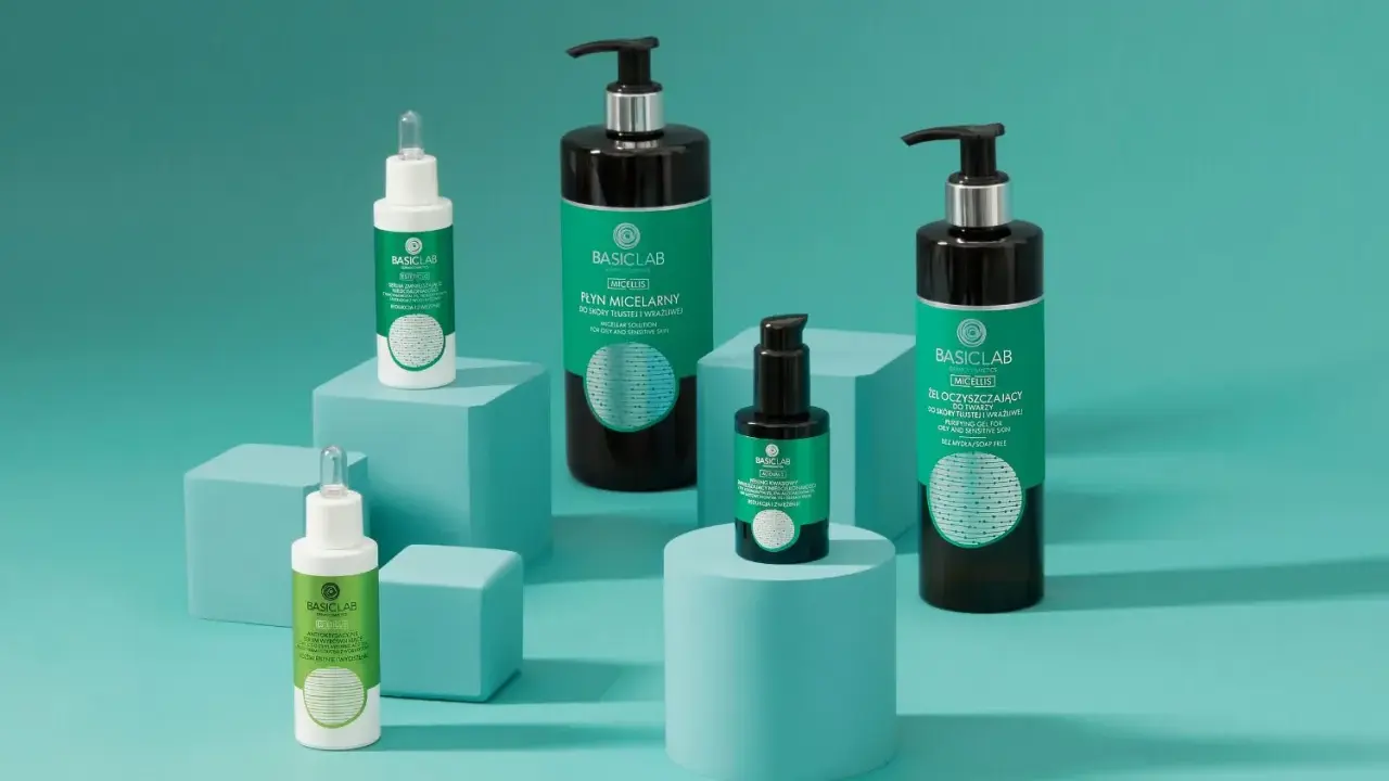 Produkty do pielęgnacji cery tłustej: serum, płyn micelarny i żel oczyszczający marki Basiclab.