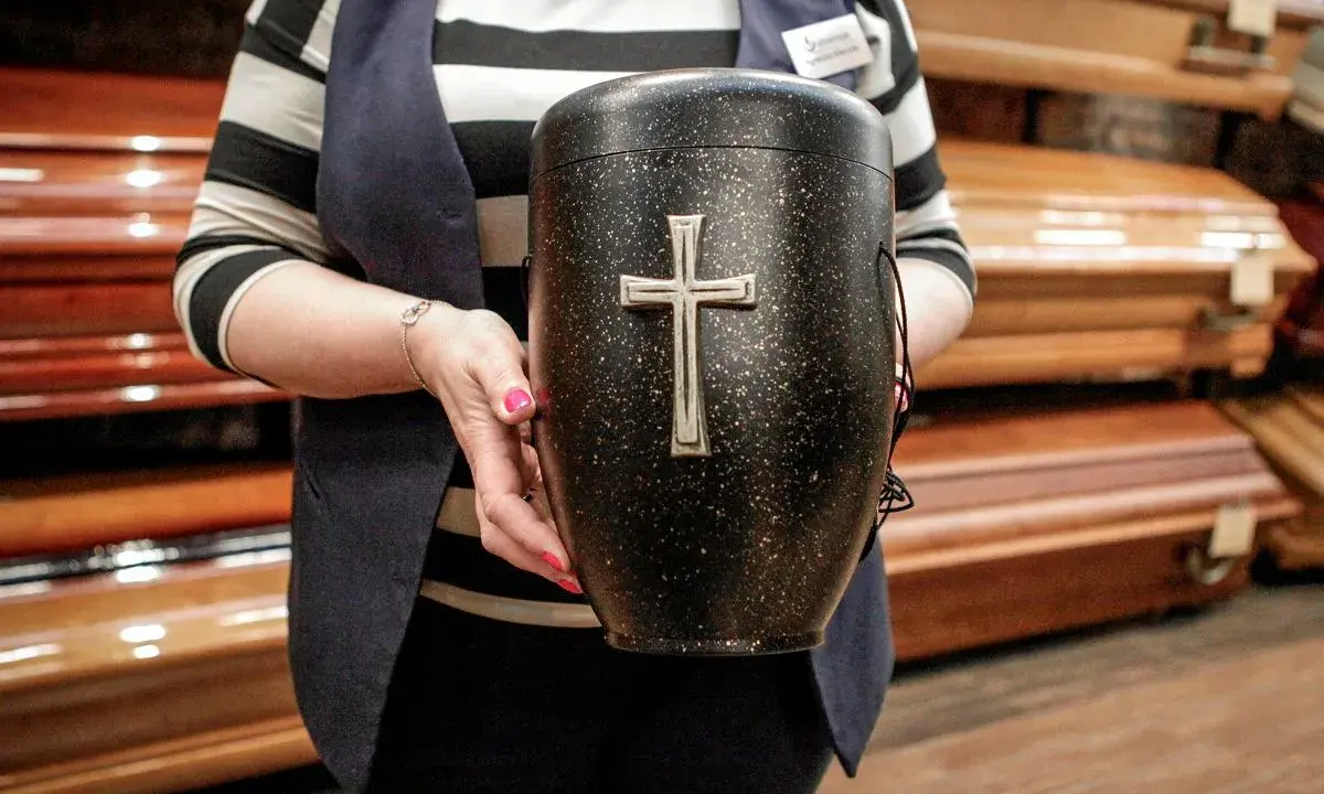 Kremacja kości: Co naprawdę trafia do urny?