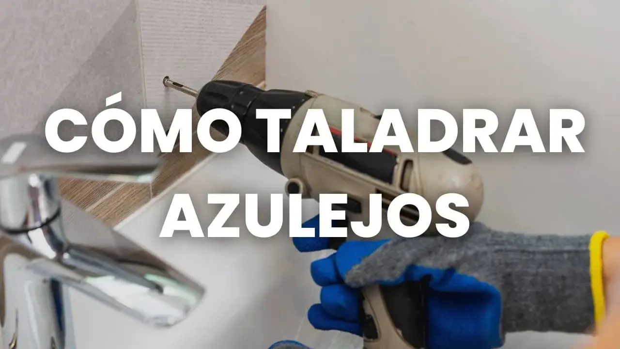 Mano con guantes usa taladro para taladrar azulejo.