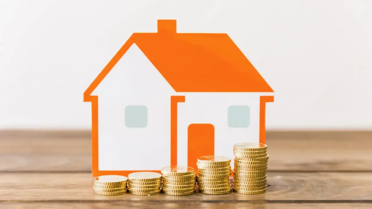 Casa naranja con pilas de monedas, ¡un buen augurio para las tecnocasa agencia inmobiliaria reseñas!