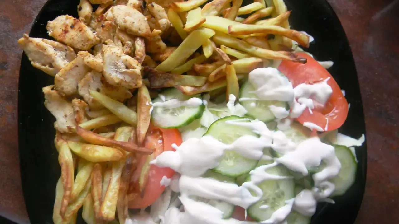 Kebab z frytkami: 800-1600 kcal? Jak jeść i nie żałować.
