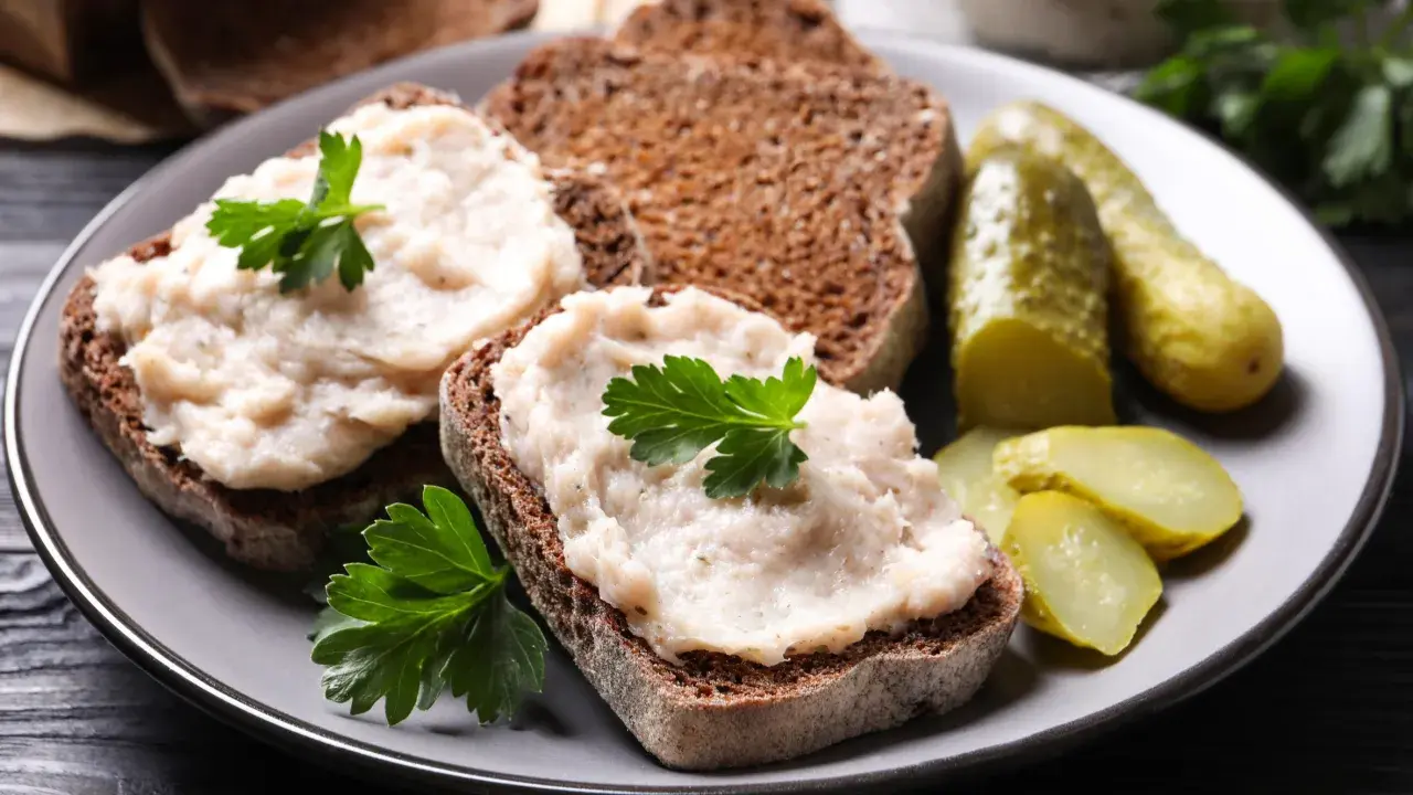 Domowy smalec przepis babci na ciemnym chlebie, z ogórkami kiszonymi i natką pietruszki. Smak dzieciństwa!