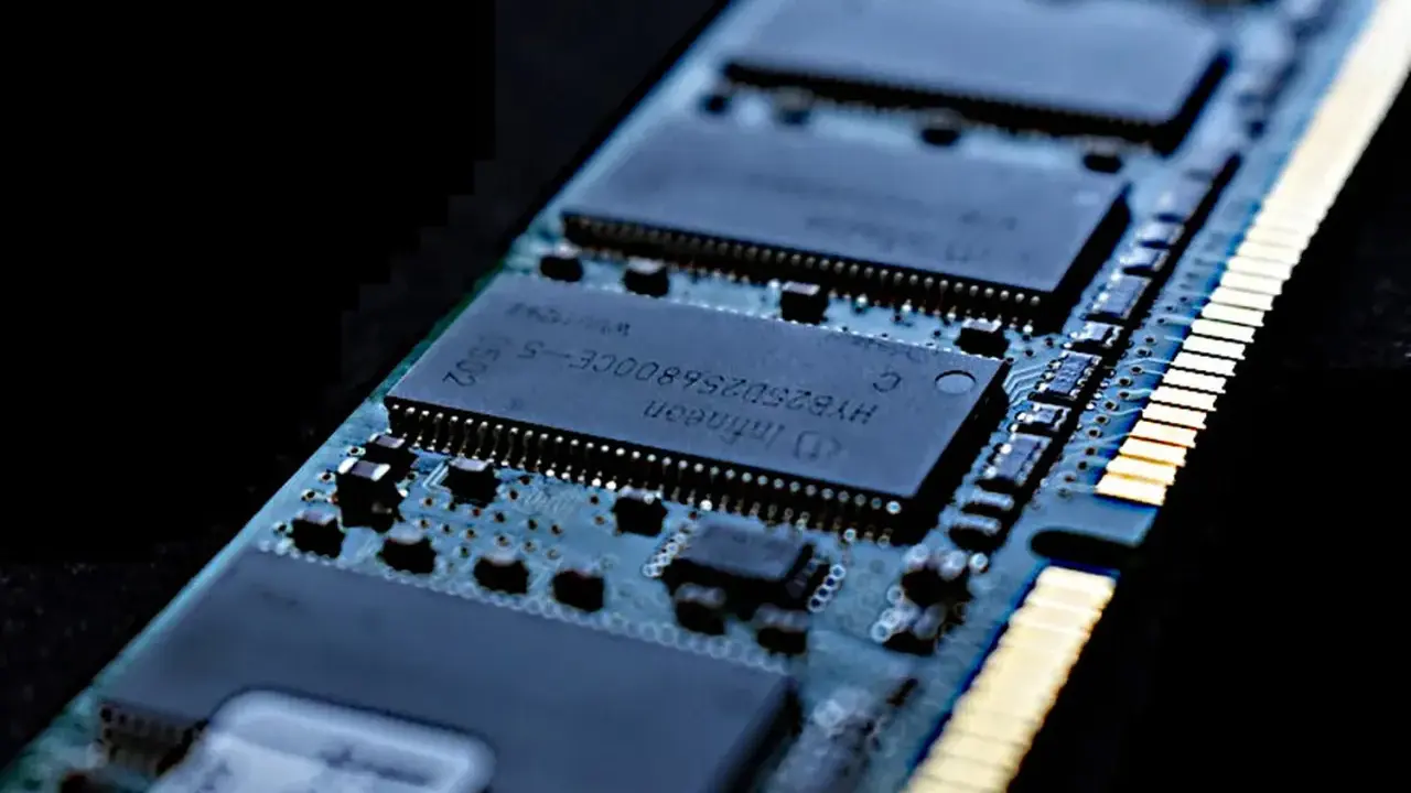 Carte mémoire RAM d'ordinateur, prête à tester ses performances.