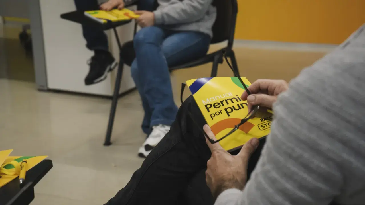 Persona revisa manual "Permiso por puntos" para recuperar puntos carnet online.