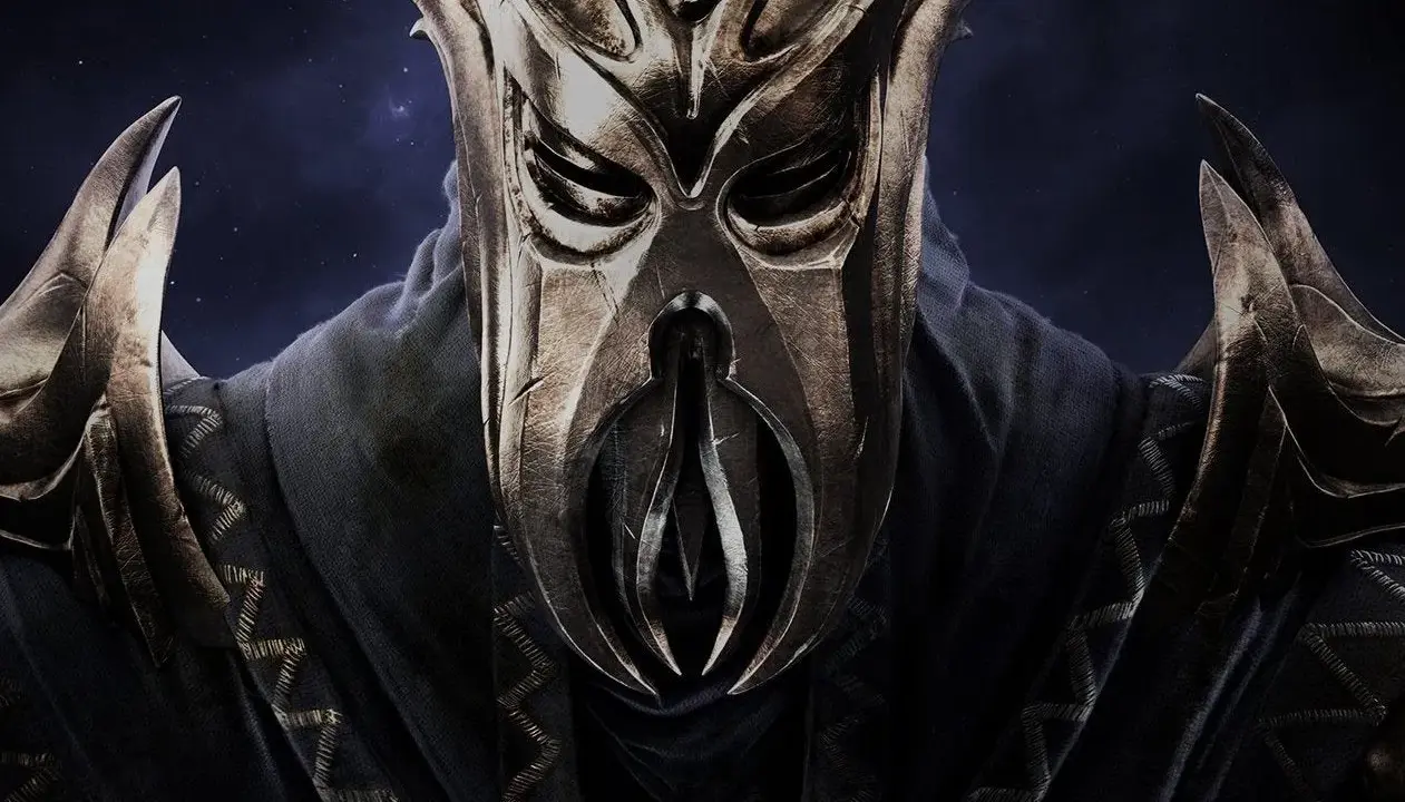 Postać w złotej masce z gry Skyrim, symbol najlepszych modów do Skyrima.