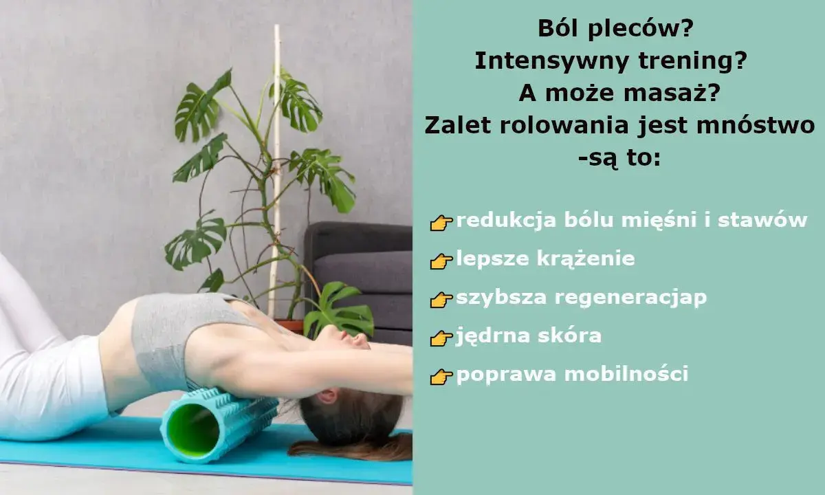 Kobieta wykonuje rolowanie kręgosłupa lędźwiowego na wałku. Ćwiczenie to przynosi ulgę w bólu, poprawia krążenie i regenerację.
