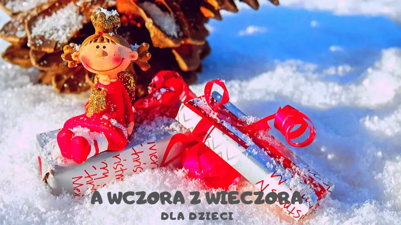 Figurka aniołka siedzi na prezentach w śniegu. A wczora z wieczora, czas na świąteczne niespodzianki dla dzieci.