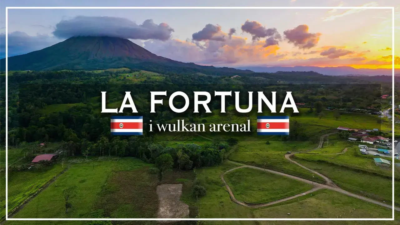 Krajobraz z wulkanem Arenal w La Fortuna, Kostaryka. Słońce zachodzi nad zielonymi wzgórzami i lasami.
