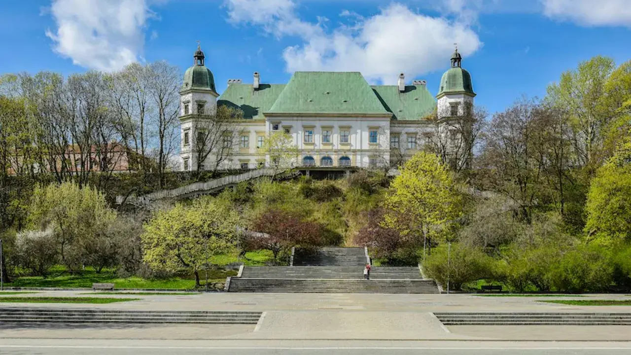 Pałac na Wodzie w Łazienkach Królewskich, idealne miejsce na interaktywne muzeum w Warszawie.