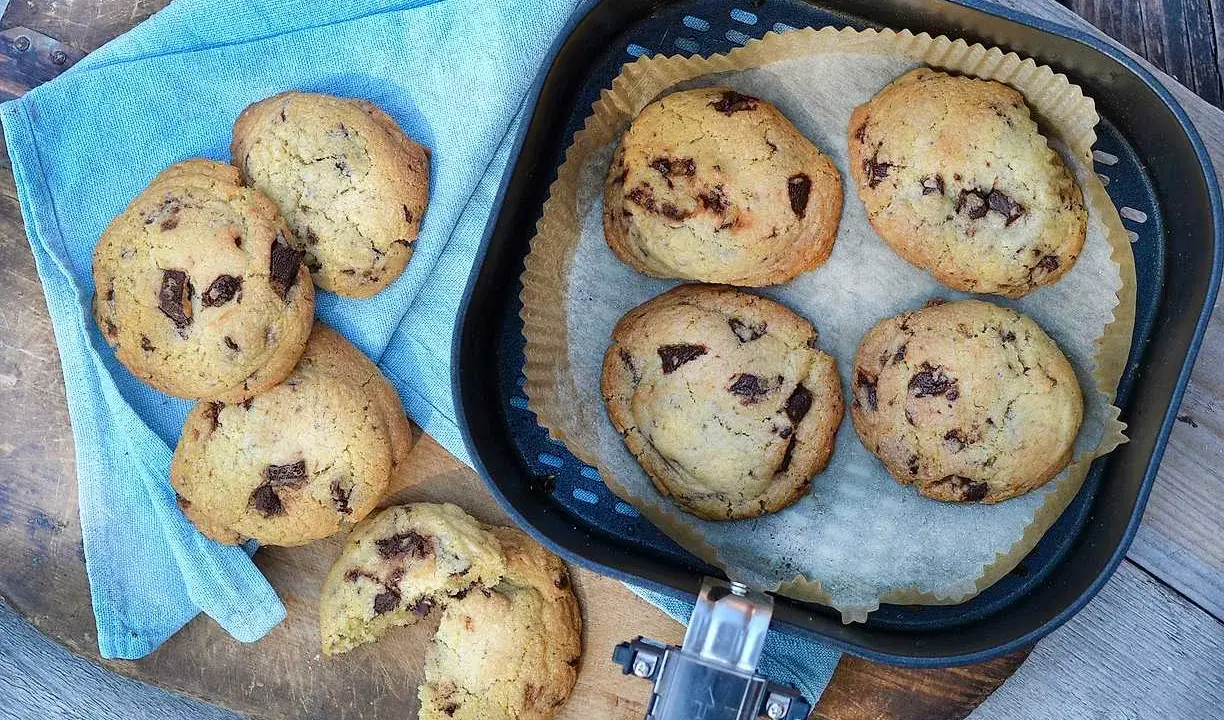Nybakade småkakor i airfryer, perfekta med chokladbitar. Enkla att göra och blir alltid goda.