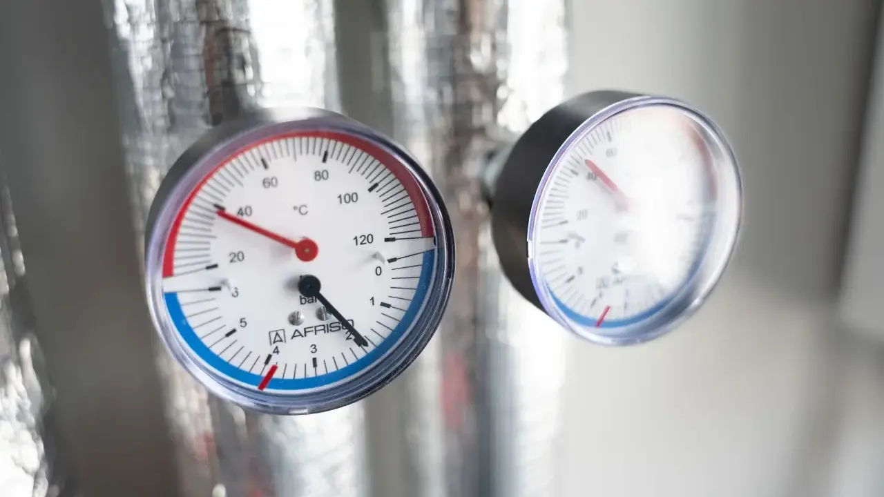 Dwa manometry pokazują ciśnienie w układzie zamkniętym. Jeden mierzy temperaturę w °C, drugi ciśnienie w barach.