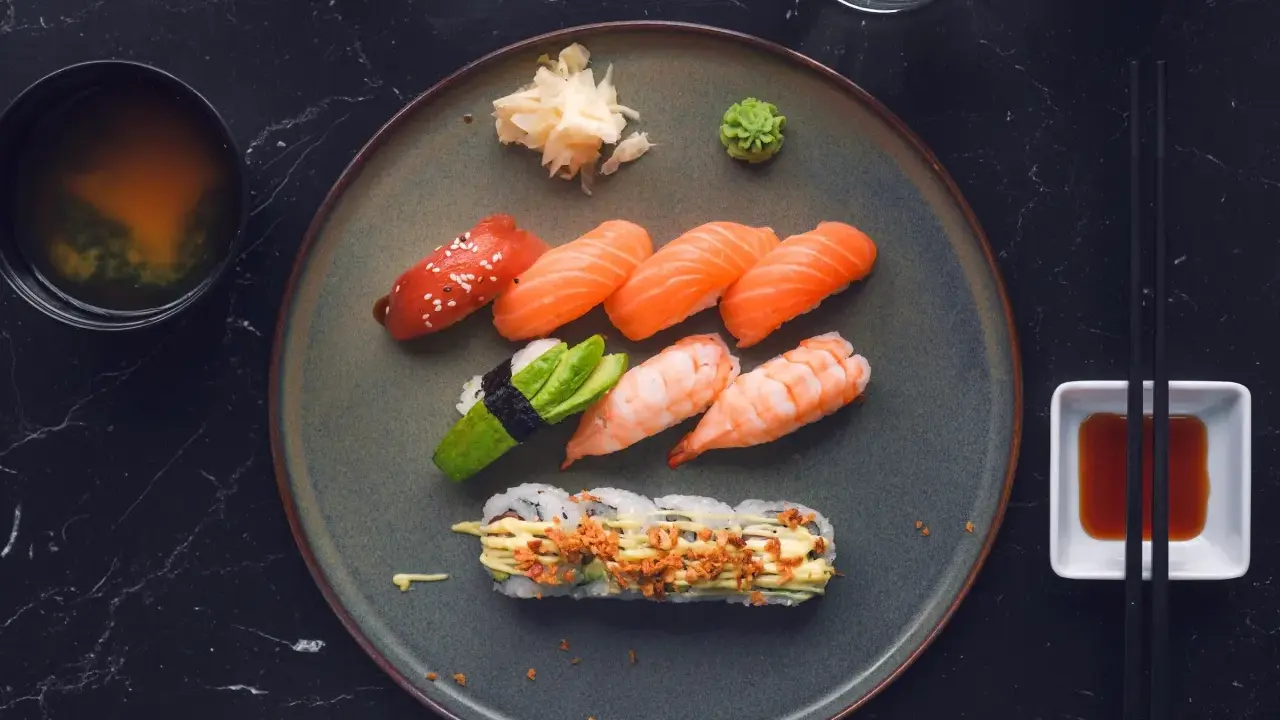 En tallrik med sushi, misosoppa och sojasås. En perfekt måltid för en kväll i sushi stockholm city.