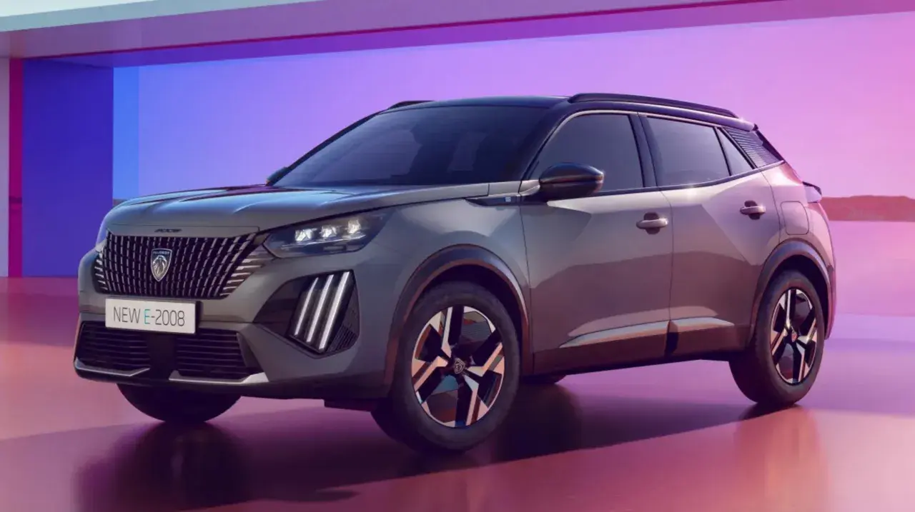 Nuova Peugeot E-2008, un SUV elettrico con design audace. Nonostante le sue qualità, alcuni utenti segnalano piccoli difetti.