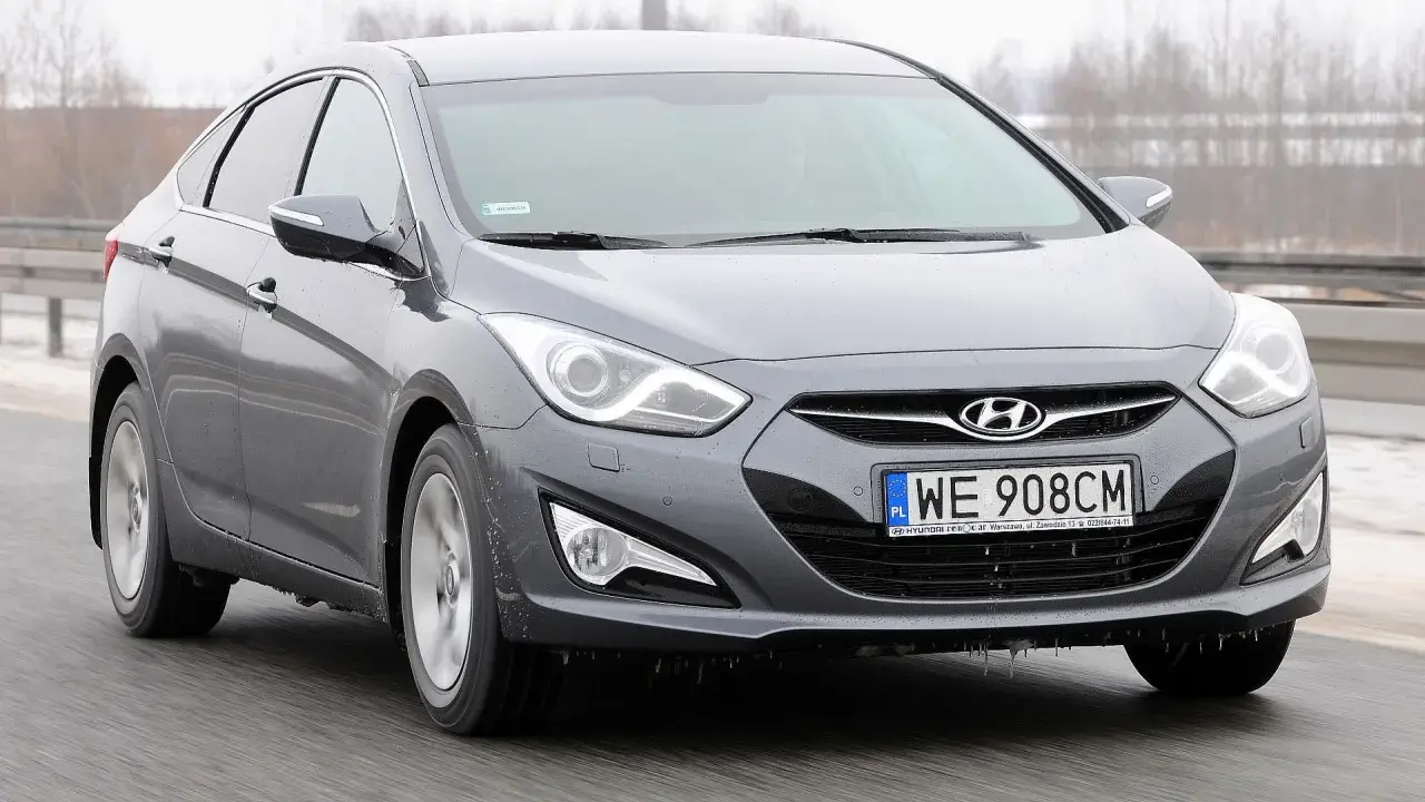 Szary Hyundai i40 1.7 CRDi na drodze. Wady tego modelu mogą dotyczyć np. wyciszenia lub zawieszenia.