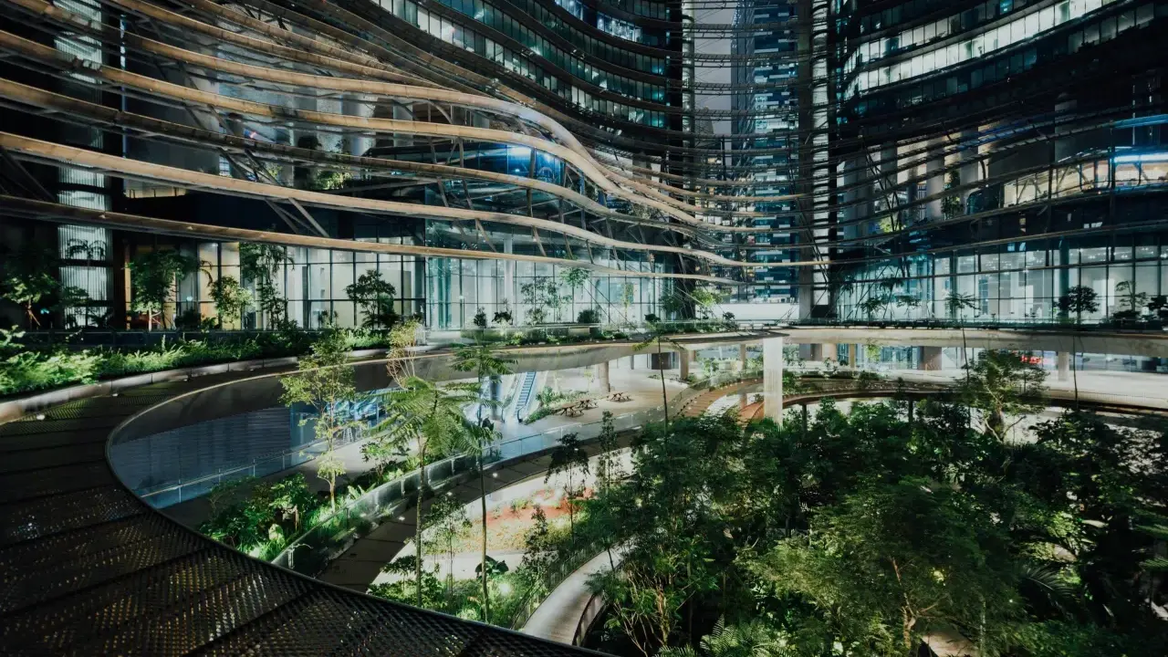 Ein atemberaubendes Beispiel für innovative Architektur: geschwungene Ebenen mit üppiger Vegetation, die sich durch ein modernes Gebäude schlängeln.
