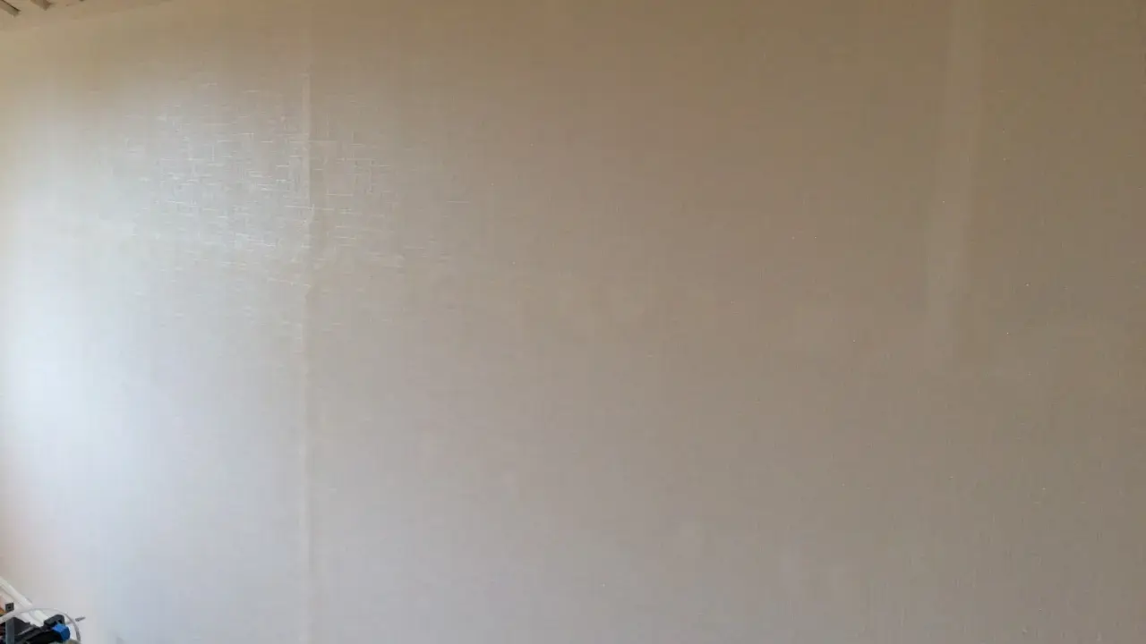 När man ska tapetsera trapphus är det viktigt med ett bra underarbete. Här syns en vägg som är redo för tapetsering.