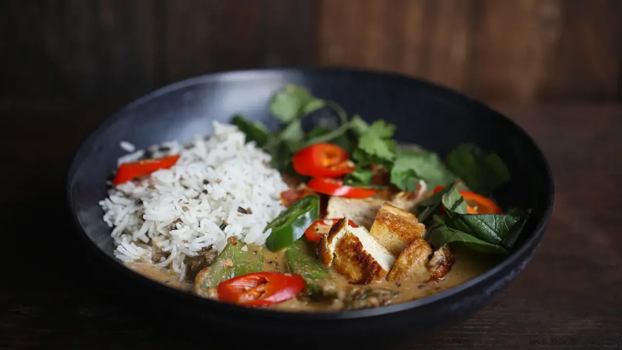 Ein köstliches Curry-Rezept mit Reis, gebratenem Tofu, grünen Bohnen und frischem Koriander.