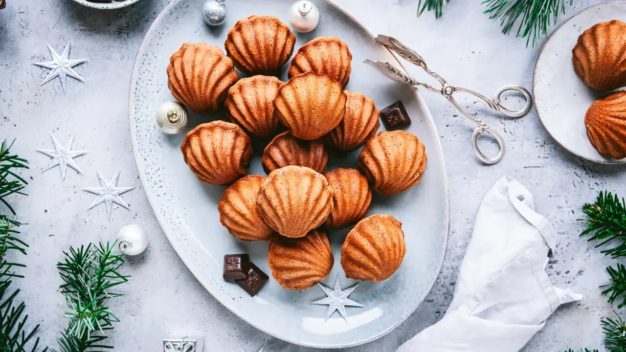 Goldbraune Madeleines, perfekt für ein Weihnachtsfest. Dieses Madeleines Rezept ist ein Genuss!