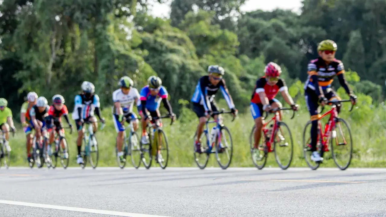 Kolarze ścigają się w maratonie rowerowym. Ile km jeszcze do mety?