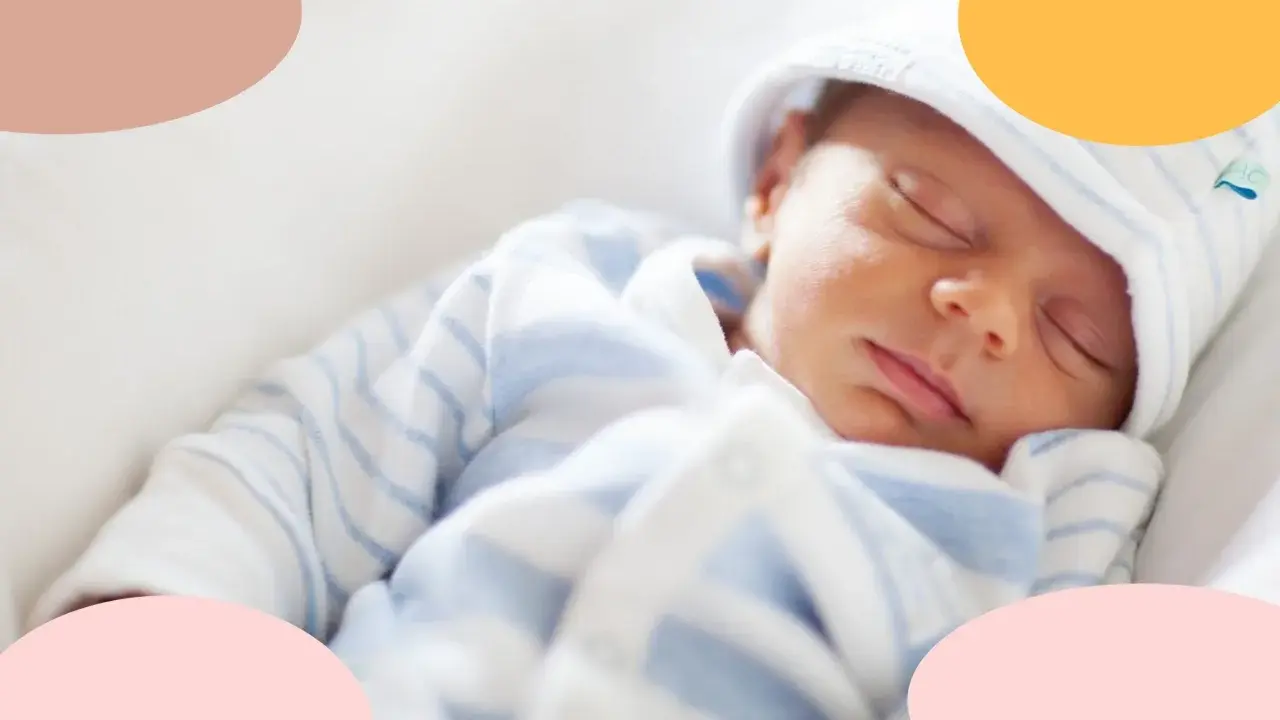 Un tierno bebé duerme plácidamente, ajeno al mundo. Pronto será el despertar de un nuevo día, pero ahora disfruta de su siesta.