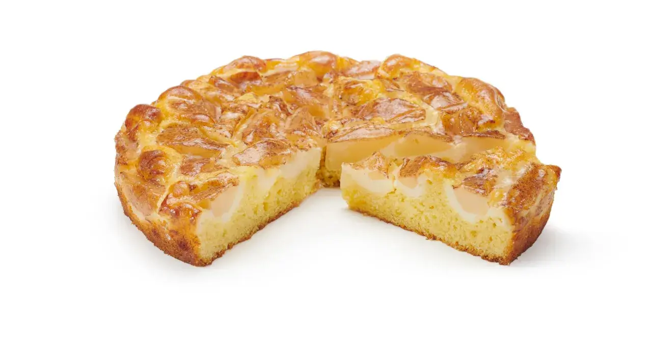 Ein saftiger Birnen Joghurt Kuchen mit goldbrauner Kruste und sichtbaren Birnenstücken.