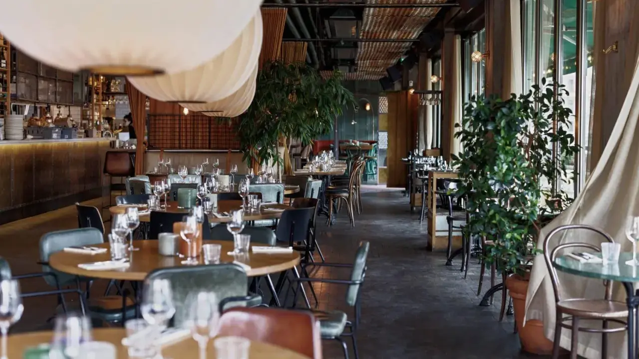 En stilfull restaurang med runda bord, gröna sammetsstolar och stora fönster. Perfekt för en trevlig middag, som många barabicu recensioner vittnar om.