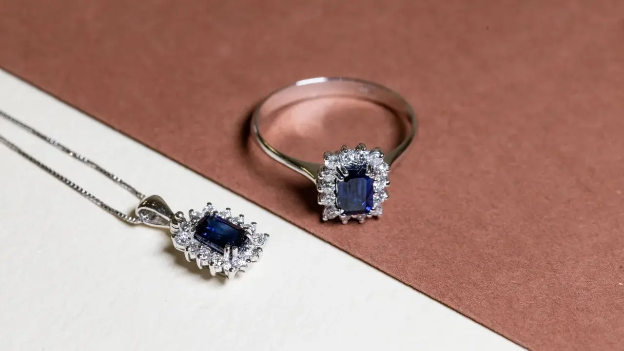 Anello e ciondolo con zaffiro blu, simbolo di saggezza e nobiltà.