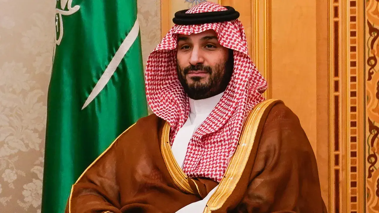 Kronprinz Mohammed bin Salman vor der Flagge Saudi-Arabiens. Die Debatte um die Todesstrafe in Saudi-Arabien ist intensiv.