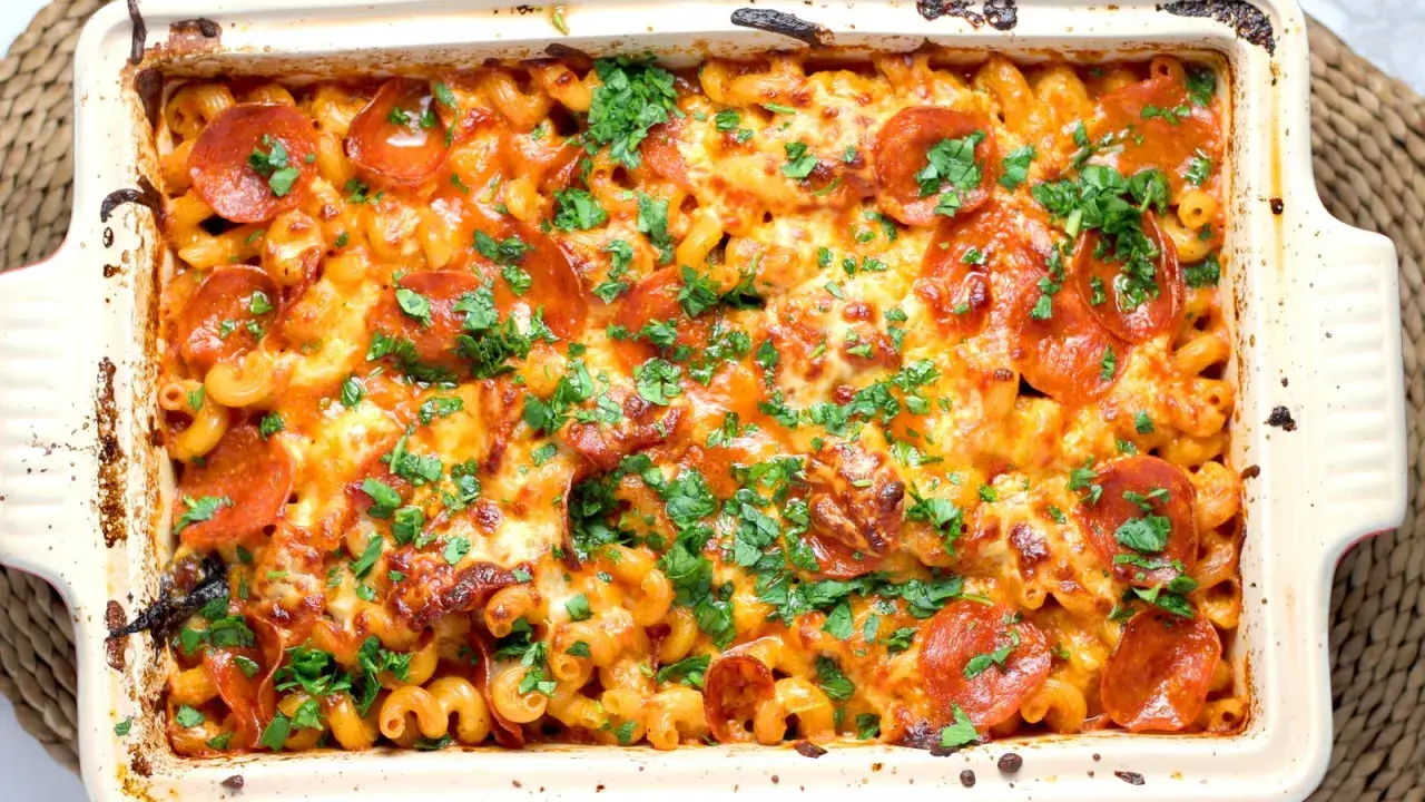Herzhafter Nudelauflauf mit Pepperoni und Käse, perfekt zum auflauf einfrieren für später. Frisch mit Petersilie garniert.