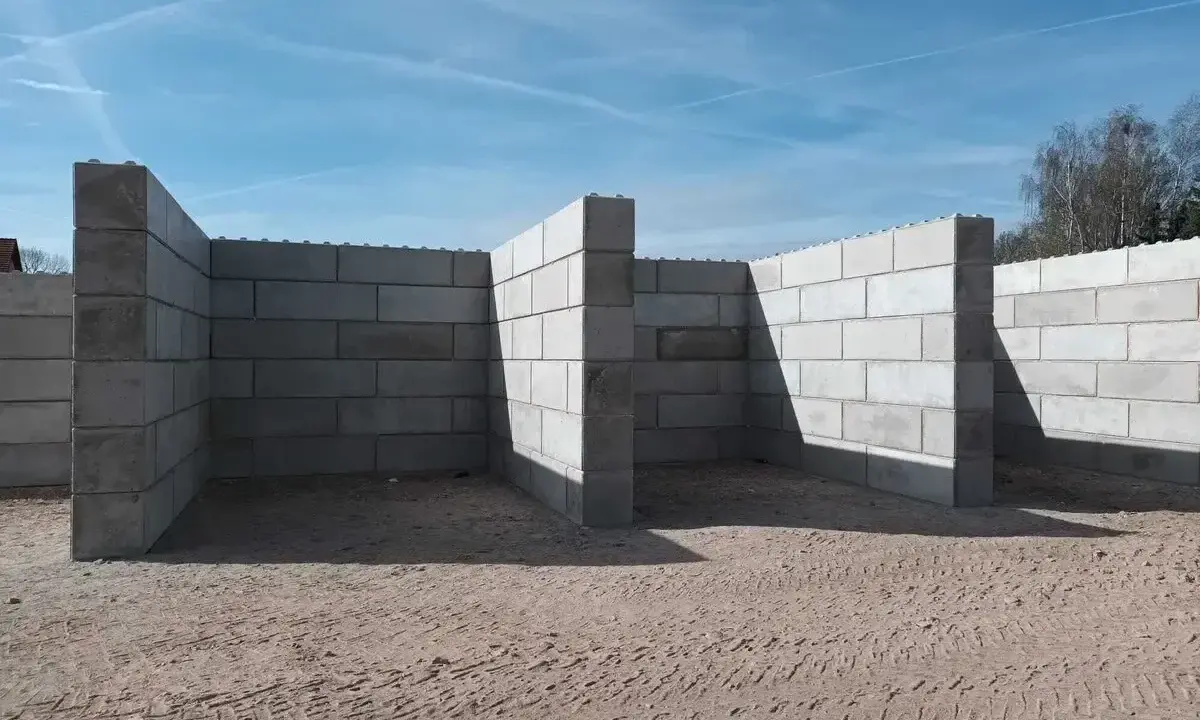 Mur oporowy z bloczków betonowych tworzy zarys przyszłej konstrukcji.