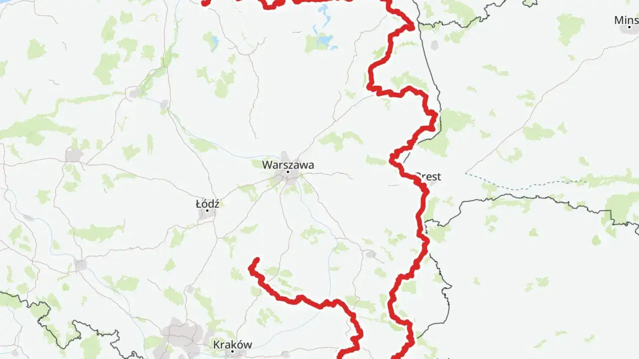 Mapa z zaznaczoną trasą rowerową wzdłuż Mierzei Wiślanej i dalej na południe przez Polskę, docierającą do Lwowa.