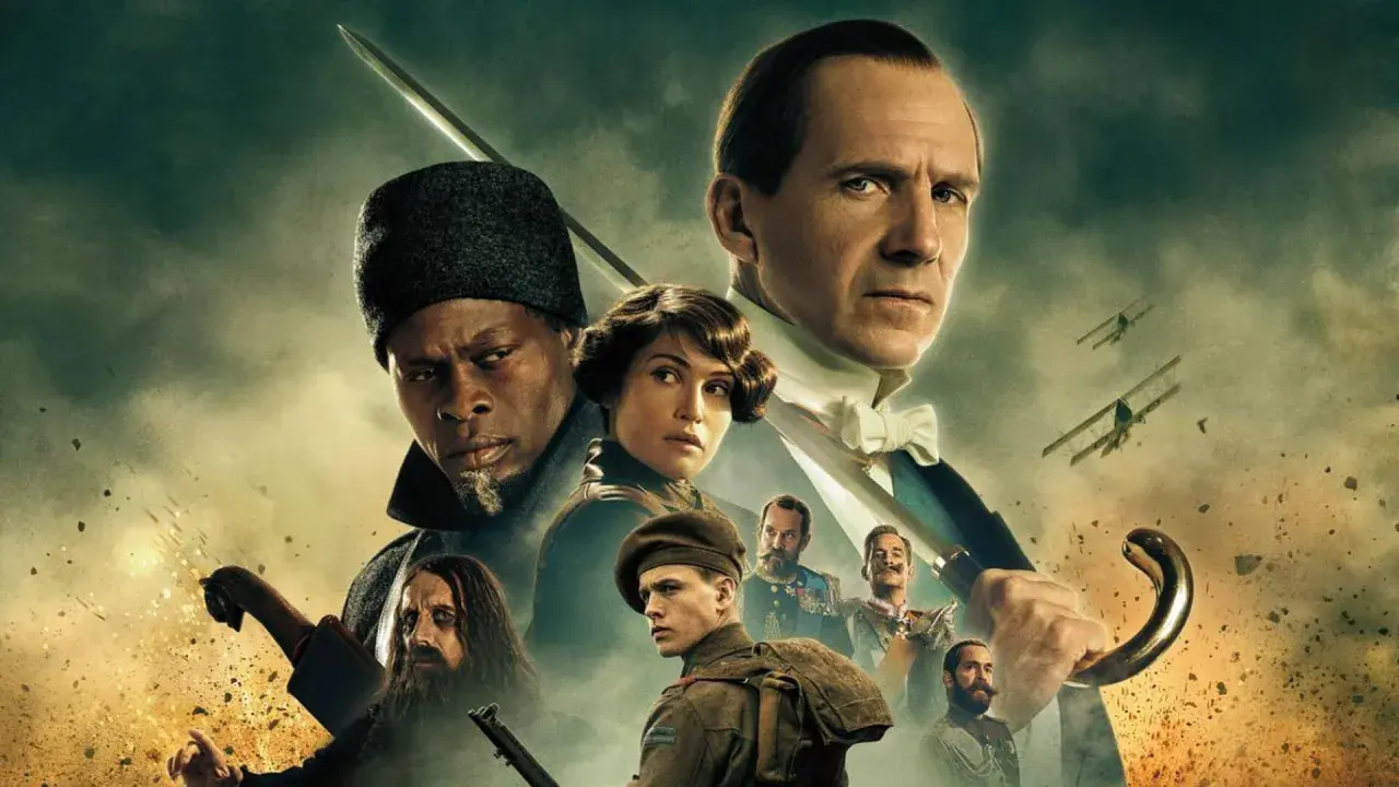 Il poster di "The King's Man - Le Origini" mostra un gruppo di personaggi determinati, tra cui Ralph Fiennes con una spada, pronti a combattere.