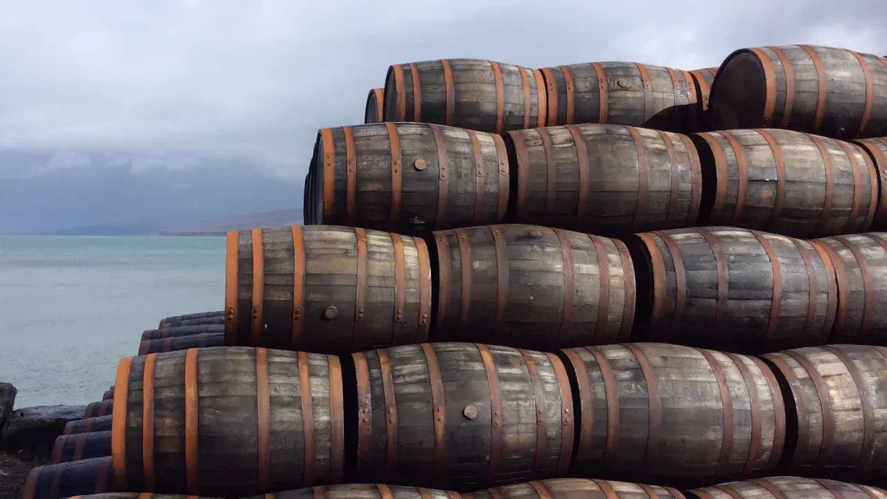 Holzfässer am Meer, bereit, den Reifeprozess von was ist whisky zu beginnen.