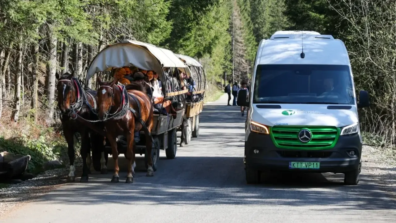 Droga do Morskiego Oka. Konne powozy i meleksy czekają na turystów. Cennik dostępny w punkcie informacji.