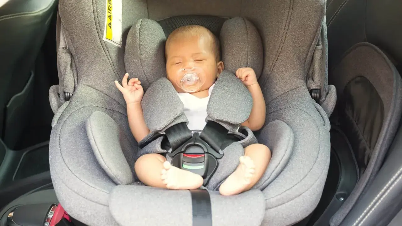 Bebé dormido en su silla de coche, un paso clave para como acostumbrar a un bebé al coche y viajar seguros.