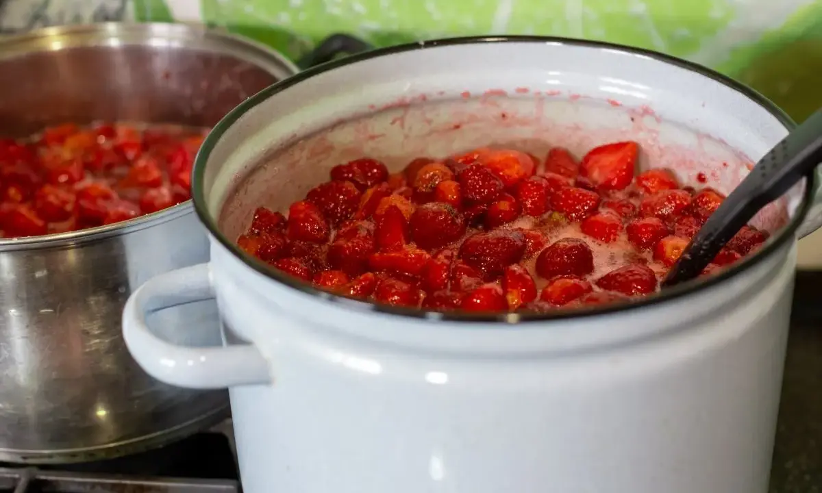 Gotujące się truskawki w garnku, przygotowywane z dodatkiem pektyny, co to jest? To naturalny zagęstnik do dżemów.