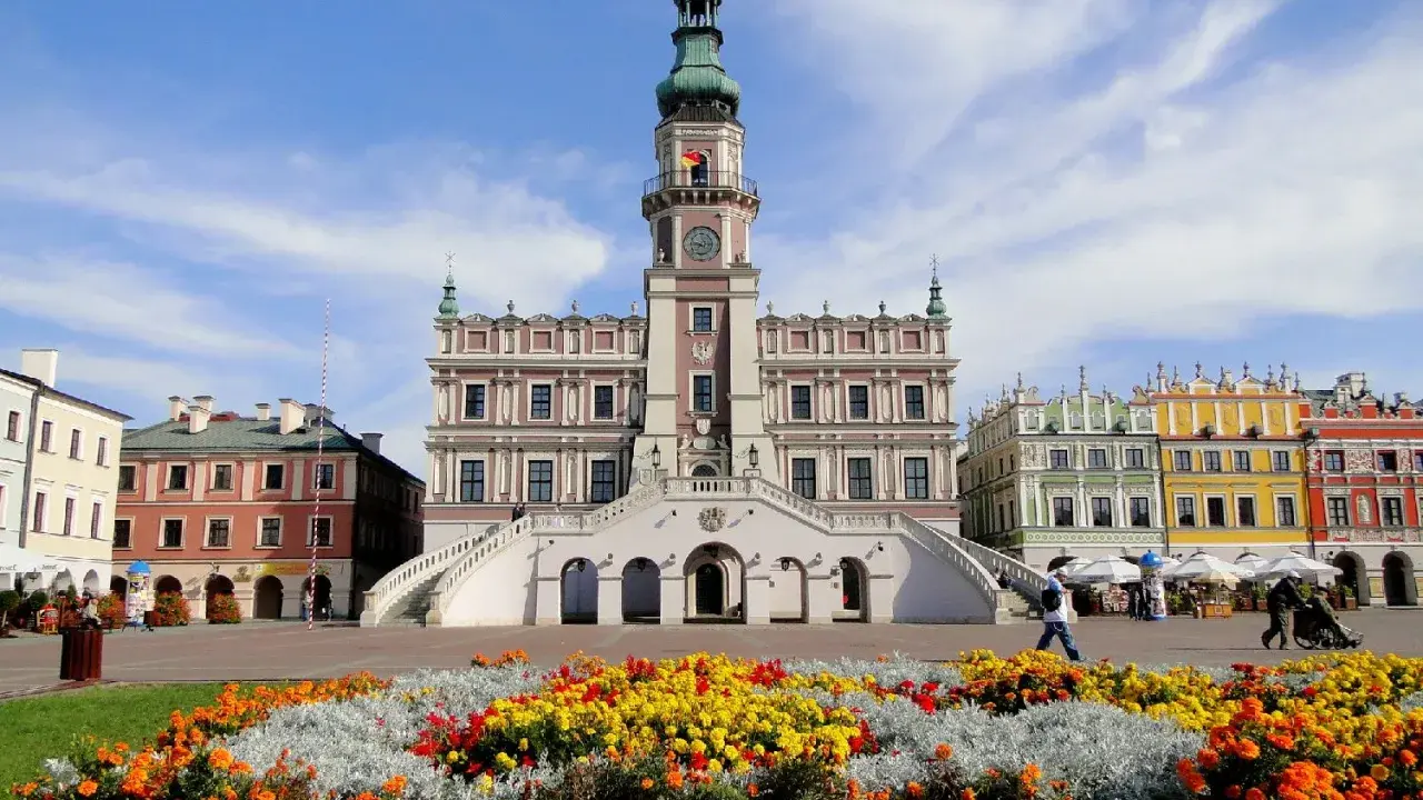 Kolorowe kamienice i Ratusz na Rynku Wielkim w Zamościu. Zamość atrakcje zachwycają o każdej porze roku.