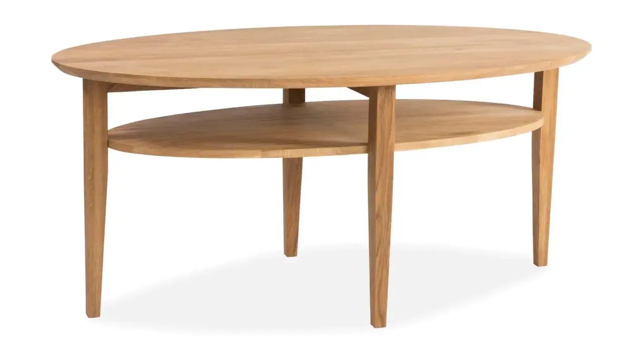 Ett elegant, ovalt soffbord i ek med en praktisk avlastningshylla. Perfekt för att förvara tidningar eller fjärrkontroller.