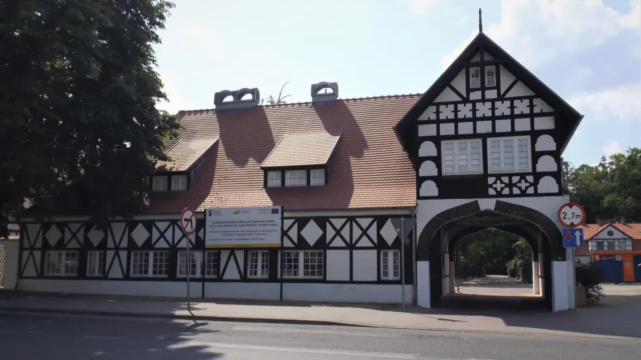 Zabytkowa kamienica w Żaganiu, z charakterystyczną architekturą szachulcową, to jedna z atrakcji miasta.
