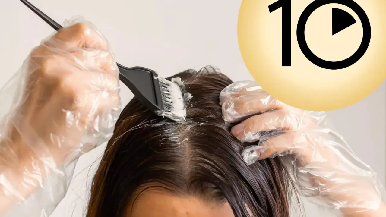Guida per imparare come fare la tinta da sola a casa. Mani con guanti applicano la tinta sui capelli. Cerchio giallo con numero 10.
